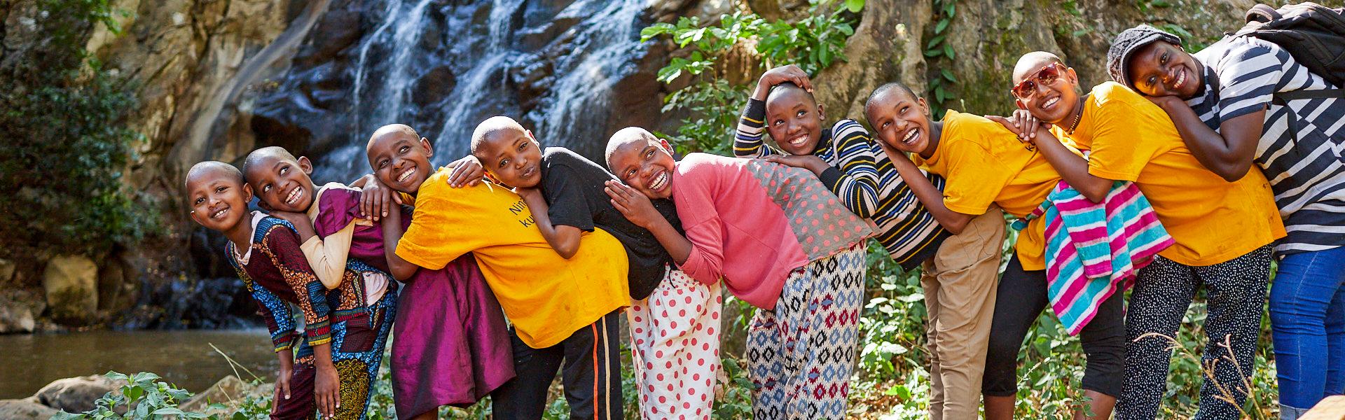 Ausflug zum Wasserfall fr die Mwema-Kids |  Stephan Auner / Chamleon