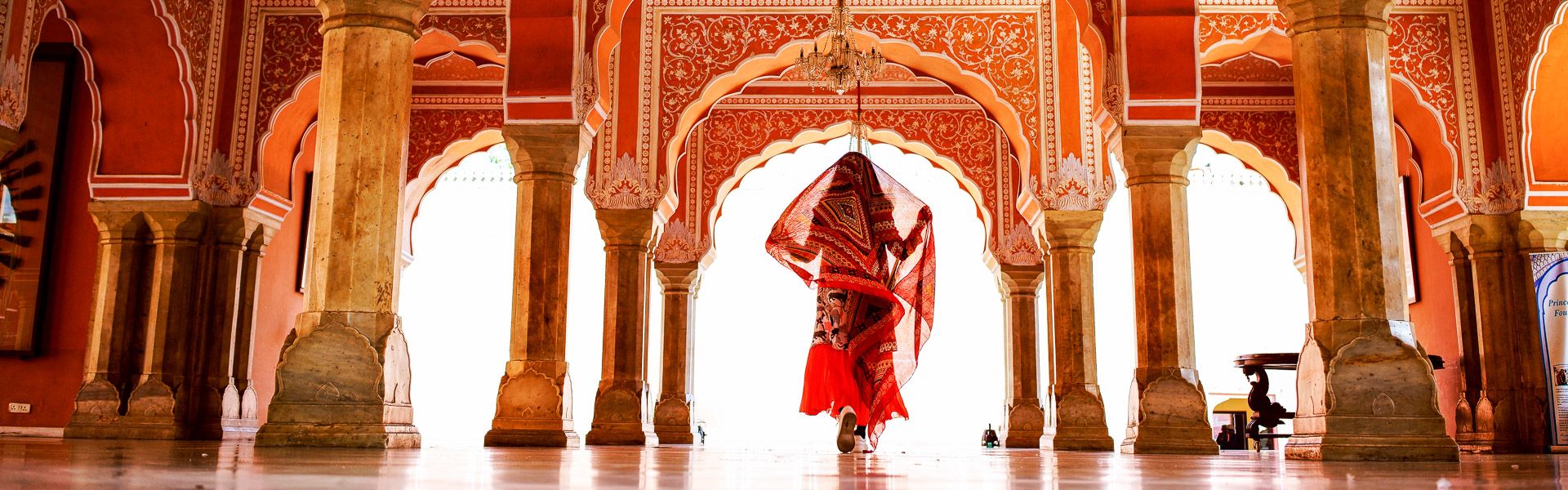Frau im indischen Palast |  redtea, iStockphoto.com / Chamleon