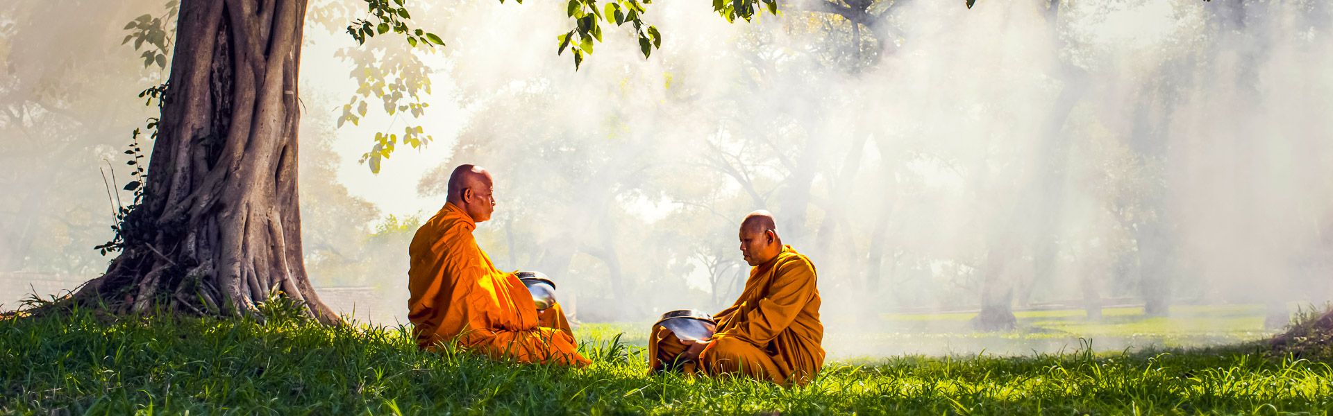 Zwei Mnche meditieren unter einem Baum |  Tzido, iStockphoto.com / Chamleon