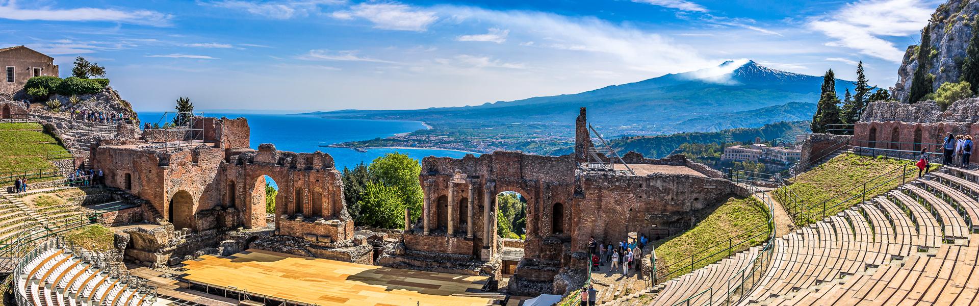 Panoramablick auf das antike Theater in Taormina |  VanSky, iStockphoto.com / Chamleon