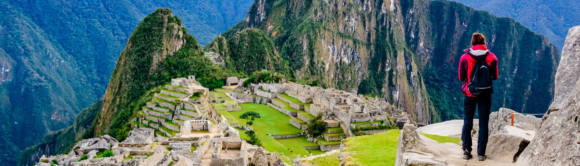 Frau blickt über die Inka-Ruinen von Machu Picchu (© OGphoto, iStockphoto.com / Chamäleon) Frau blickt über die Inka-Ruinen von Machu Picchu (© OGphoto, iStockphoto.com / Chamäleon)