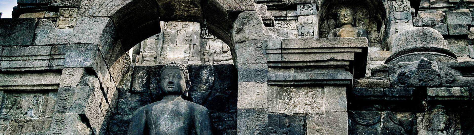 Buddhafiguren am Borobudur Tempel |  Ellen Ebenau / Chamleon