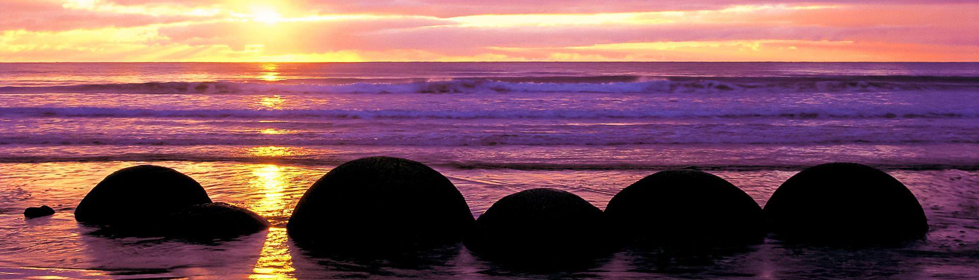 Die Moeraki Boulders bei Sonnenuntergang |  Chamleon