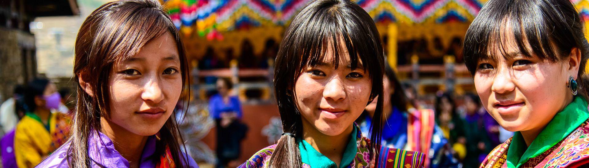 Mädchen aus Bhutan im Festgewand | © Kai-Uwe Küchler, Art & Adventure / Chamäleon