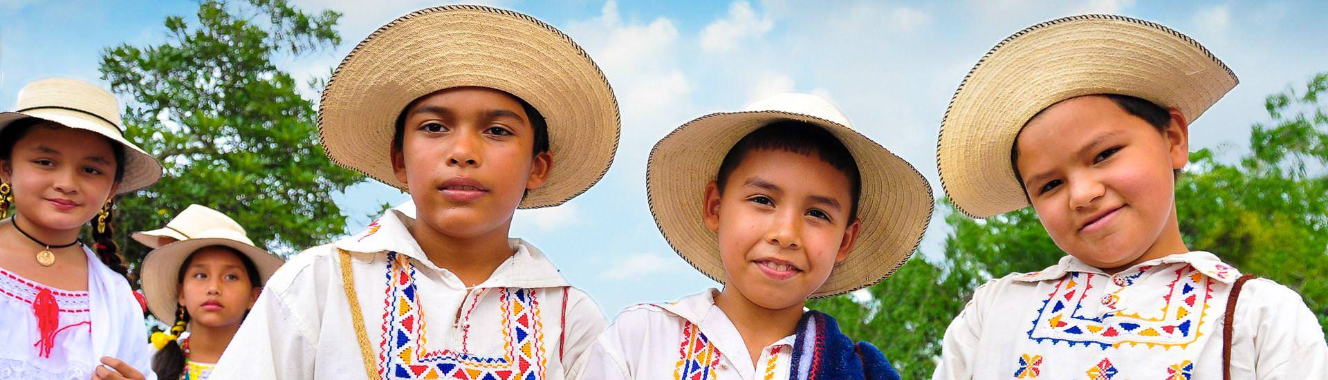 Kinder in traditionellen Kostmen |  FVA PA / Chamleon