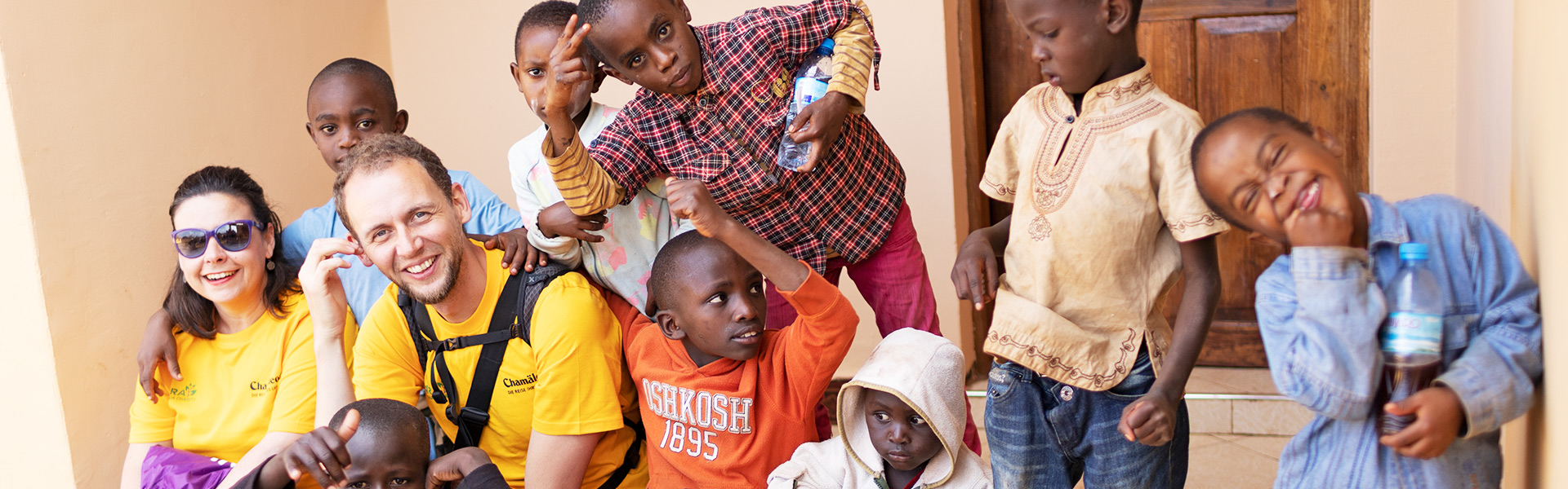 Stephan mit Kindern aus dem Mwema Children Centre |  Stephan Auner, Chamleon