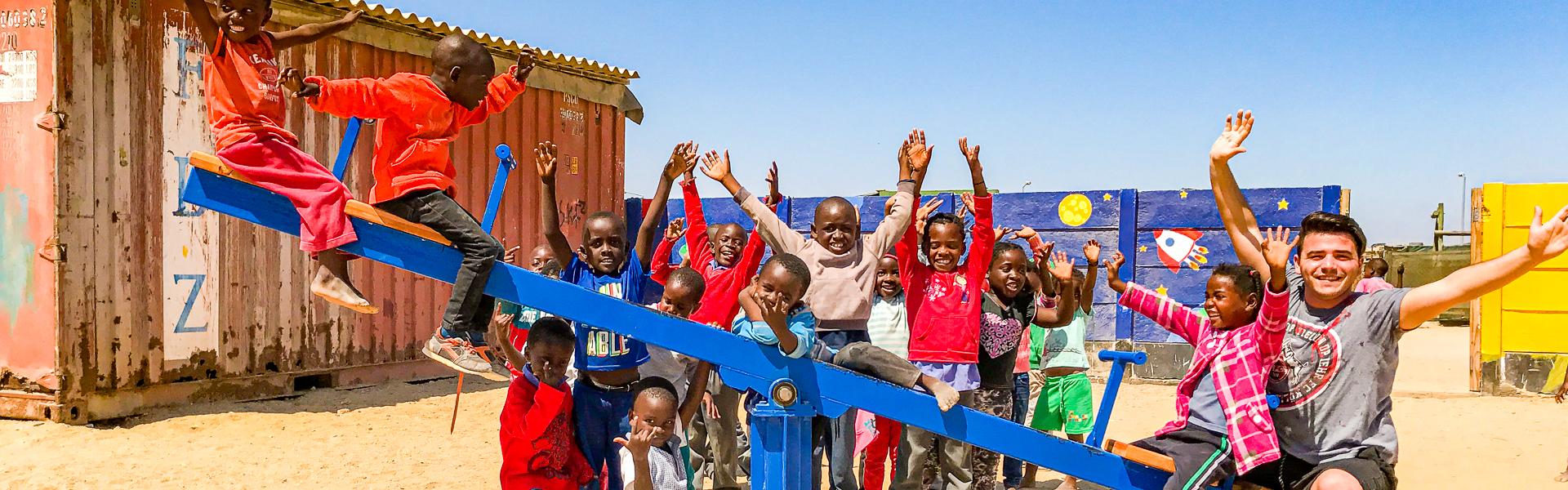 Andrang auf der Spielplatzwippe |  Tangeni Shilongo Namibia / Chamleon