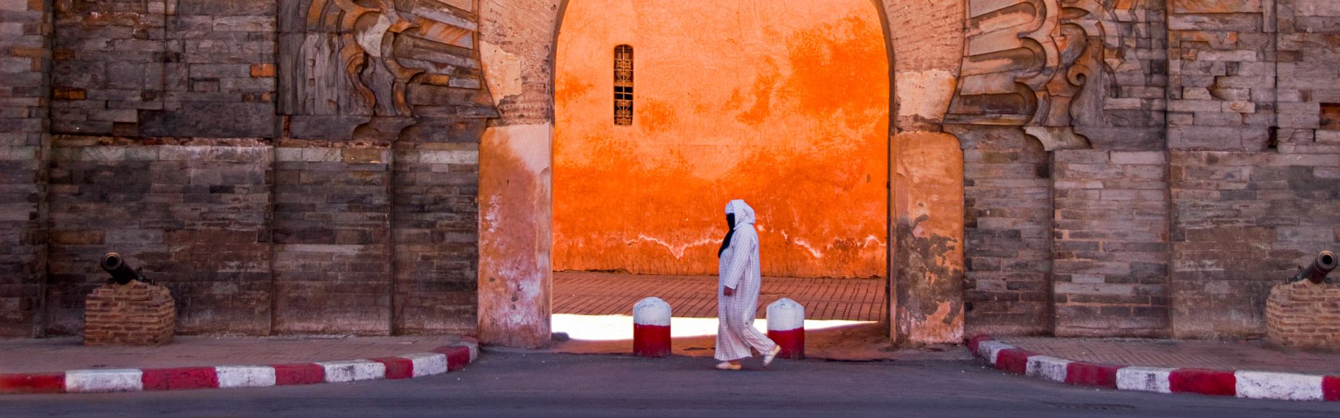 Frau passiert das Bab Agnaou Tor in Marrakesch |  Frank van den Bergh, iStockphoto.com / Chamleon