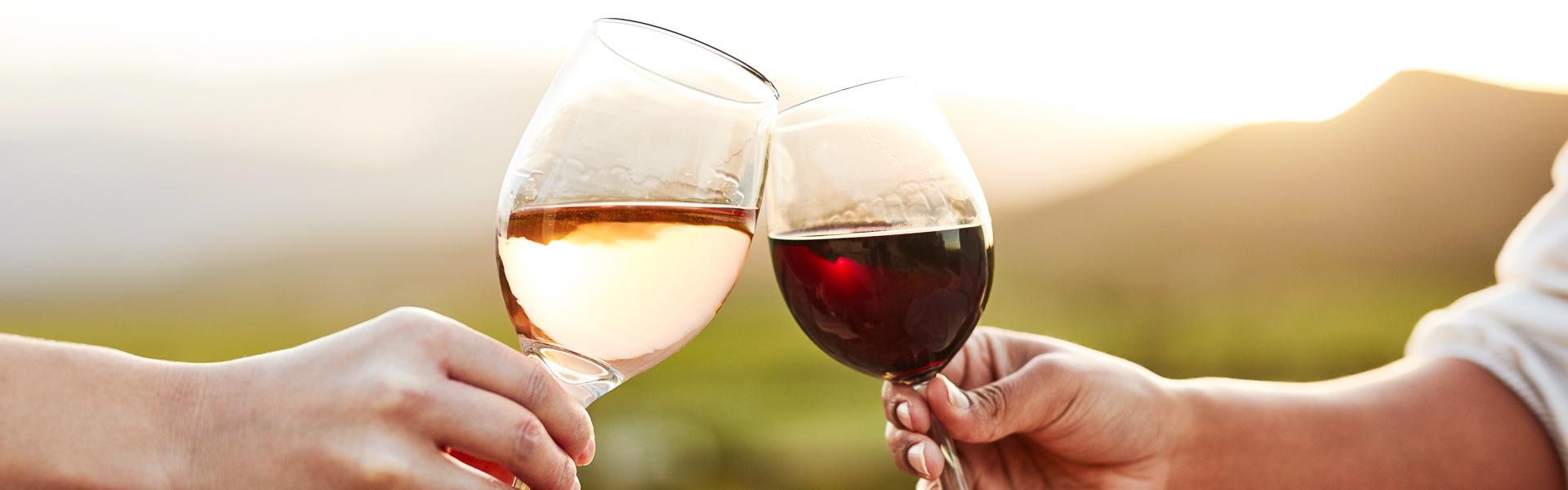 Wein genieen | LumiNola, iStockphoto / Chamleon