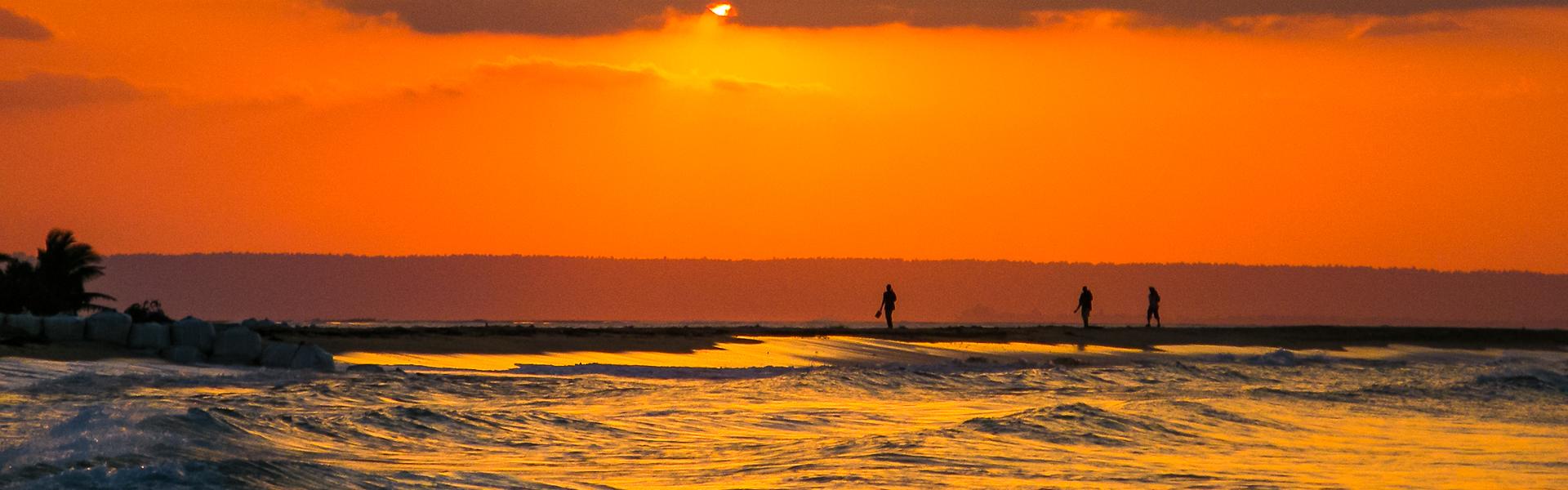 Sundowner am Inhambane Beach |  Brett Smith, Sunway Safari / Chamleon