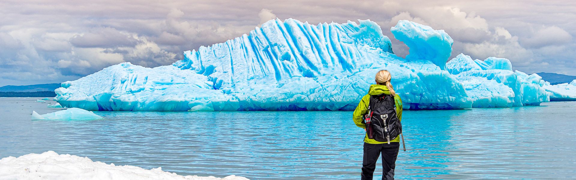 Frau bestaunt Eisberg am Perito-Moreno-Gletscher |  Chavalit Likitratcharoen, EyeEm / Chamleon