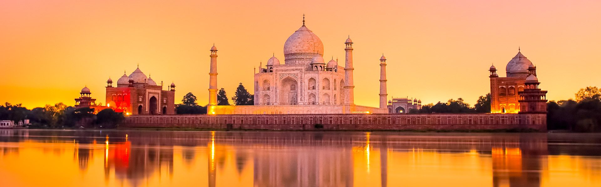 Spiegelung des Taj Mahal zum Sonnenuntergang |  Xantana, iStockphoto.com / Chamleon