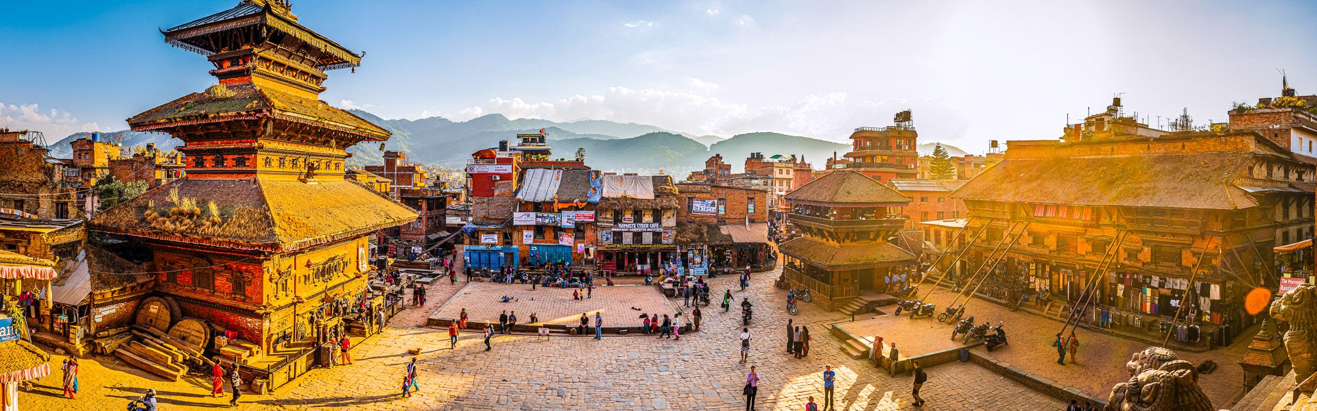 Goldene Abendsonne beleuchtet die alten Tempel in Bhaktapur |  fotoVoyager, iStockphoto.com / Chamleon