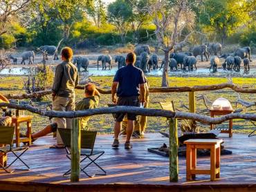 Aussichtsplattform der Gomoti River Lodge