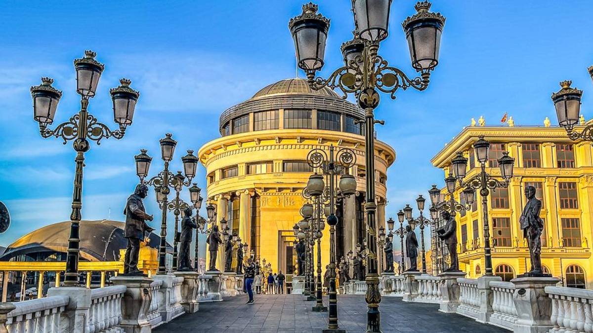 Kunstbrücke in Skopje | © Lex Melony, Unsplash / Chamäleon Kunstbrücke in Skopje | © Lex Melony, Unsplash / Chamäleon