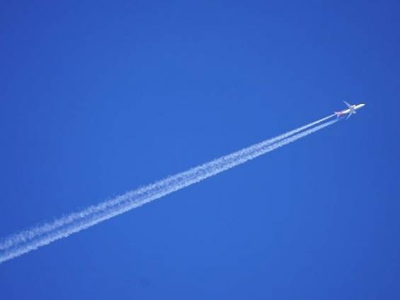 Flugzeug am Himmel mit Kondensstreifen |  Pixabay / Chamleon
