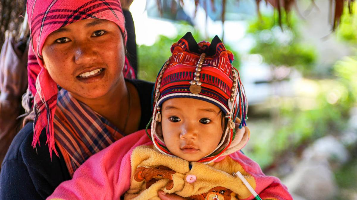 Mutter und Kind in traditioneller Tracht |  A. Schuhmacher-Plesse / Chamleon