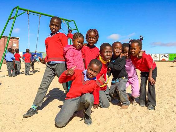 Freude ber den neuen Spielplatz |  Tangeni Shilongo Namibia / Chamleon