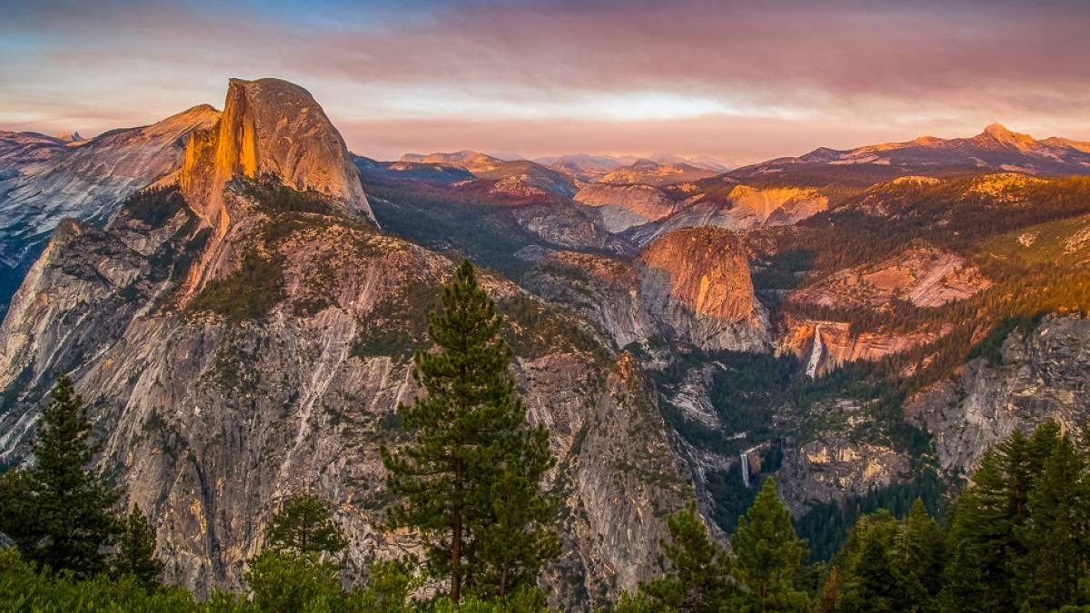 Panoramablick über den Yosemite Nationalpark | © Charles Chu, Unsplash.com / Chamäleon Panoramablick über den Yosemite Nationalpark | © Charles Chu, Unsplash.com / Chamäleon