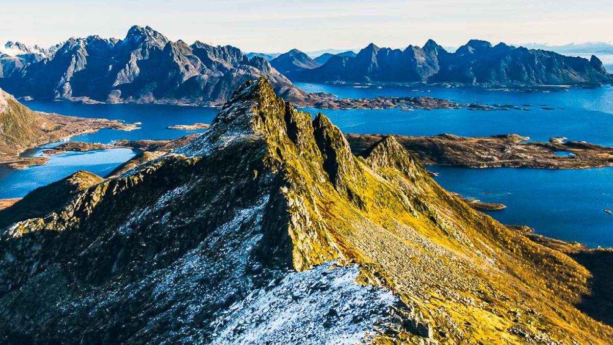 Schroffe Felstürme auf der Insel Senja | © Knut Troim, Unsplash / Chamäleon Schroffe Felstürme auf der Insel Senja | © Knut Troim, Unsplash / Chamäleon