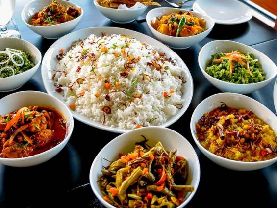 Sri Lankanischer Reis und Curry |  Udaya Wijesoma, Nkar Travel House / Chamleon