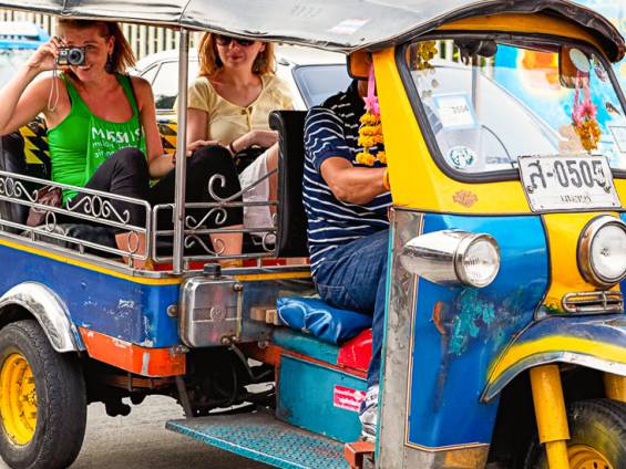 Touristen im Tuktuk in Bangkok |  Ilona Budzbon, iStockphoto.com / Chamleon