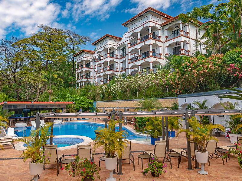 Shana by the Beach  |  Shana by the Beach / Chamleon