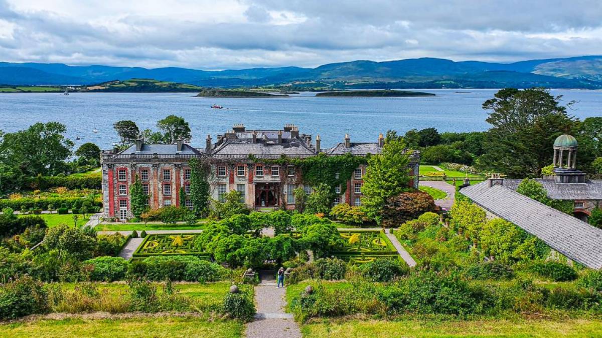 Prunkvoller Landsitz der Earls of Bantry | © Igor Eberling, Unsplash / Chamäleon Prunkvoller Landsitz der Earls of Bantry | © Igor Eberling, Unsplash / Chamäleon