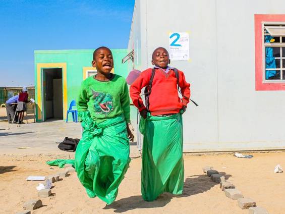 Wer ist der schnellste beim Sackhpfen? |  Tangeni Shilongo Namibia / Chamleon