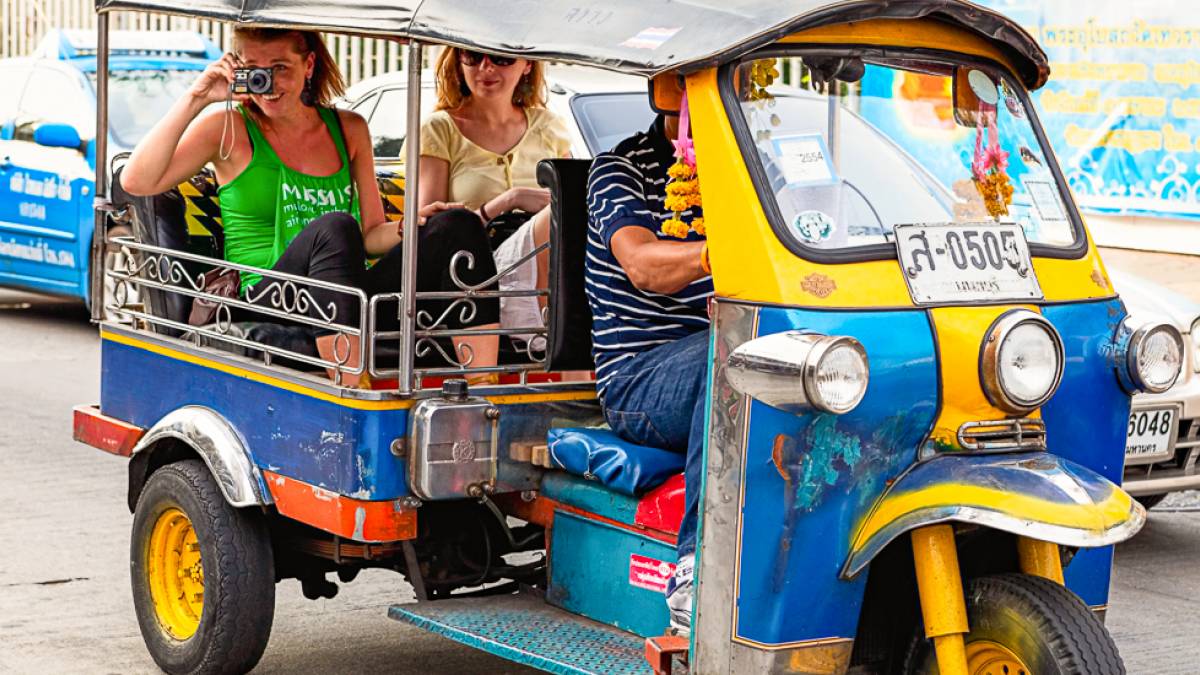 Touristen im Tuktuk in Bangkok | © Ilona Budzbon, iStockphoto.com / Chamäleon Touristen im Tuktuk in Bangkok | © Ilona Budzbon, iStockphoto.com / Chamäleon