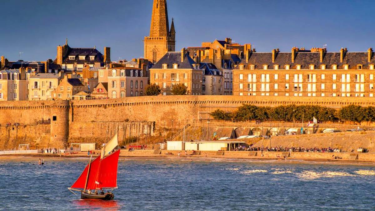 Segelboot vor der Stadtmauer Saint-Malo | © djedj, Pixabay / Chamäleon Segelboot vor der Stadtmauer Saint-Malo | © djedj, Pixabay / Chamäleon