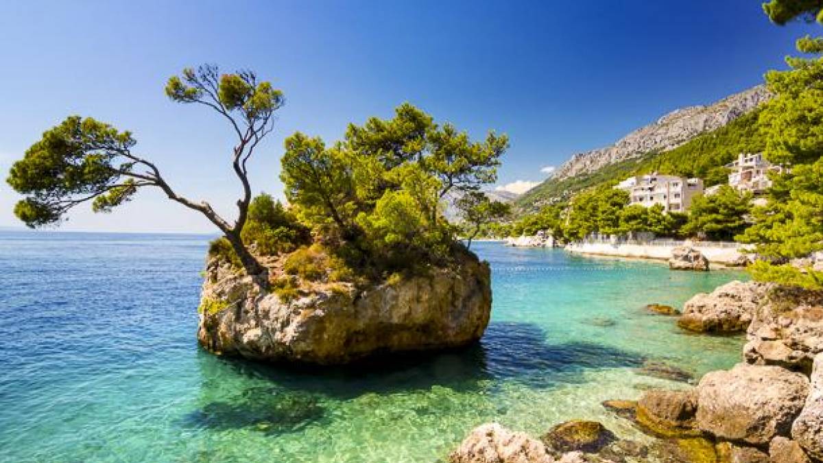 Adriaküste bei Brela an der Makarska Riviera | © KellyISP, iStockphoto.com / Chamäleon