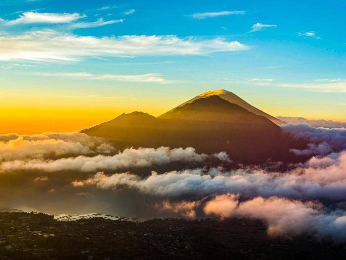 Sonnenaufgang am Mount Batur |  Hugo Villegas, Unsplash / Chamleon