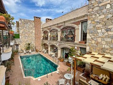 Terasse und Pool |  Saint John Hotel / Chamleon