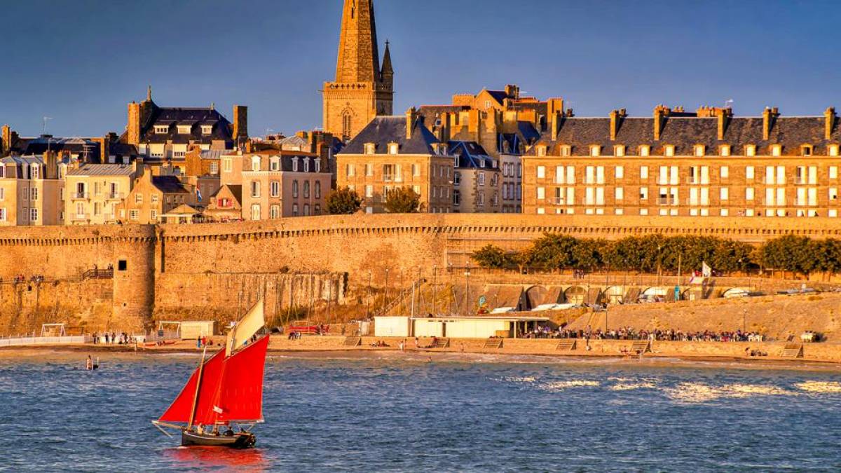 Segelboot vor der Stadtmauer Saint-Malo | © djedj, Pixabay / Chamäleon Segelboot vor der Stadtmauer Saint-Malo | © djedj, Pixabay / Chamäleon