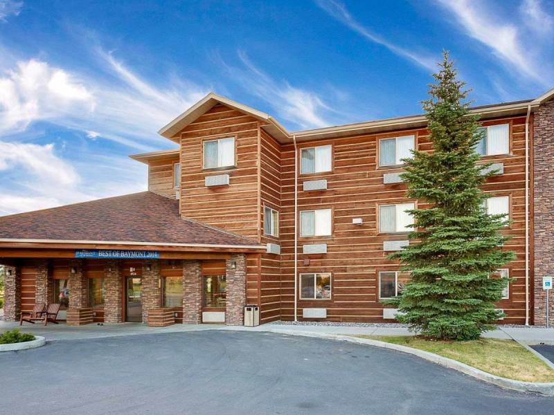Pinedale Hotel & Suites |  Pinedale Hotel & Suites / Chamleon