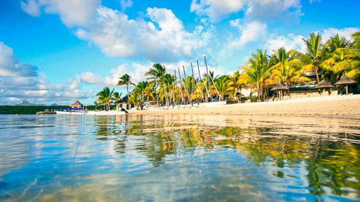 Tropischer Strand im Luxus Resort | © Alexander Shalamov, iStockphoto.com / Chamäleon