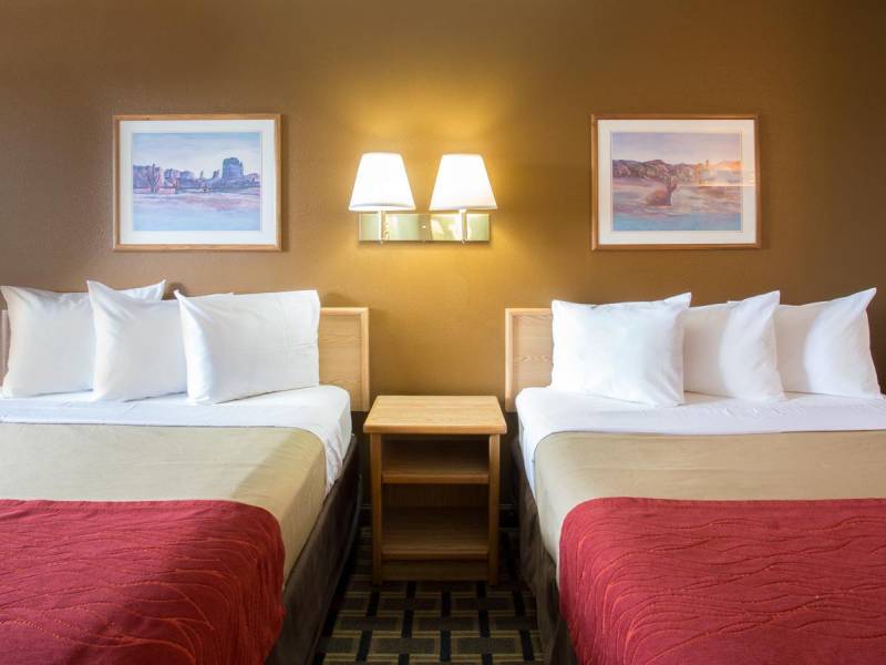 Days Inn Hurricane |  Marcel De Lima, Days Inn Hurricane / Chamleon