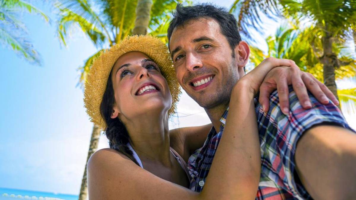 Paar in der Karibik macht ein Selfie | © Dirima, iStockphoto.com / Chamäleon Paar in der Karibik macht ein Selfie | © Dirima, iStockphoto.com / Chamäleon