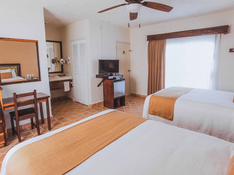 Petit Lafitte Beach Front Hotel & Bungalows |  Petit Lafitte Beach Front Hotel & Bungalows / Chamleon