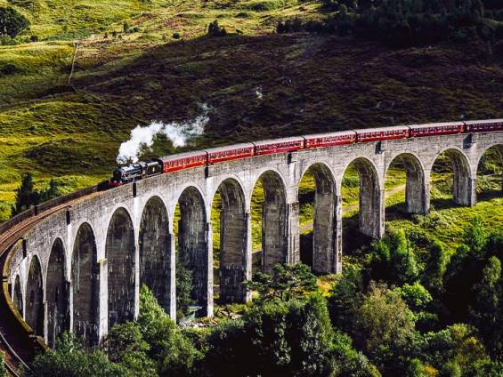Dampflok auf dem Glenfinnan Viadukt |  Jack Anstey, Unsplash / Chamleon