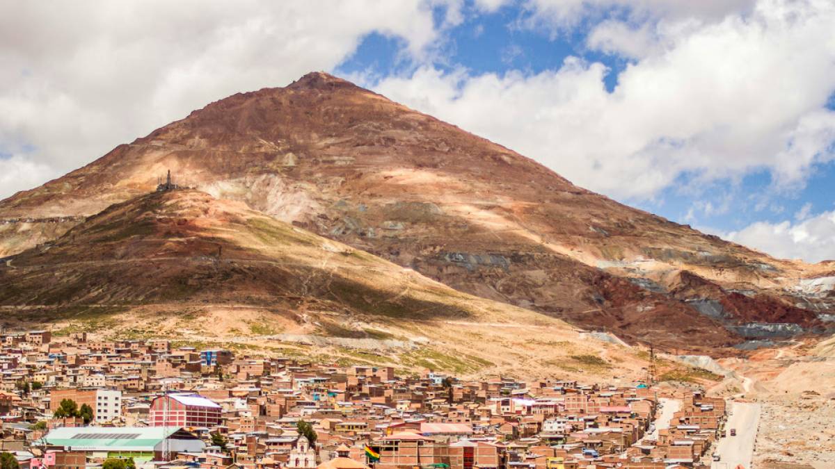 Potosí mit Ausblick auf den Cerro Rico | © Andrea Huls Pareja, Unsplash / Chamäleon Potosí mit Ausblick auf den Cerro Rico | © Andrea Huls Pareja, Unsplash / Chamäleon