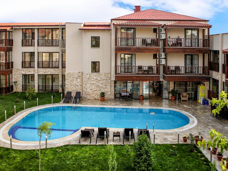 Terasse und Pool |  Venus Suites Suites Hotel / Chamleon