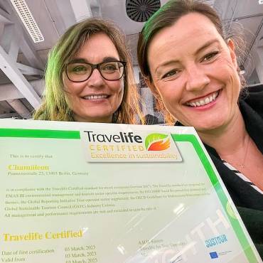Birke, Therese und die Travelife-Urkunde |  Chamleon