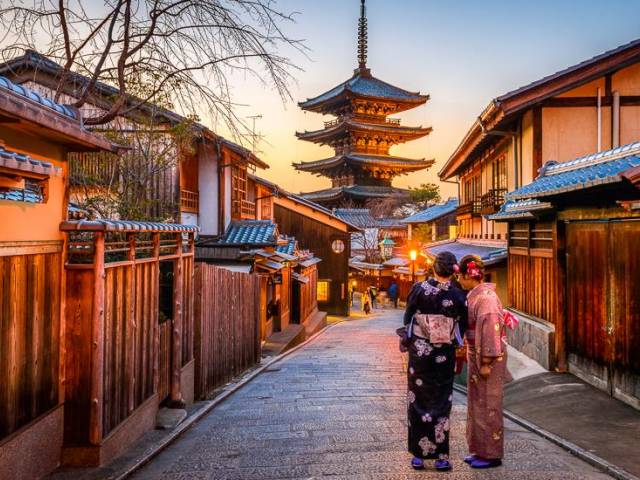 Geishas in der Altstadt von Kyoto |  Sorasak, Unsplash / Chamleon