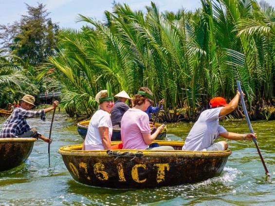 Mit dem Bambusboot durch den Wasserkokosnusswald  |  Flora Klebb / Chamleon