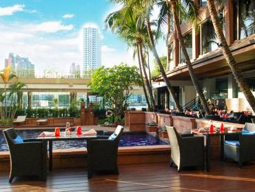 Ramada Plaza Maenam Riverside in Bangkok |  Ramada Plaza Maenam / Chamleon