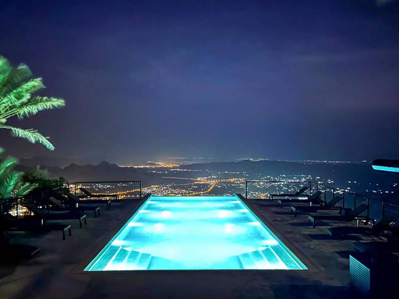 The View: Swimmingpool bei Nacht |  The View / Chamleon