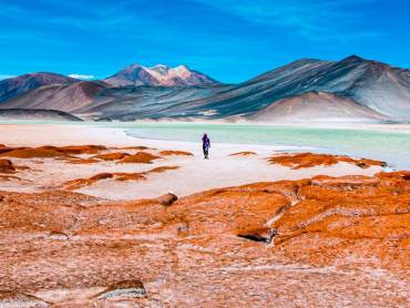 Frau am Salzsee in der Atacama W?ste