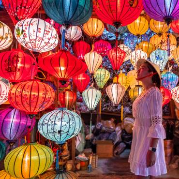 Frau betrachtet Laternen in Hoi An |  Yumi mini, iStockphoto.com / Chamleon